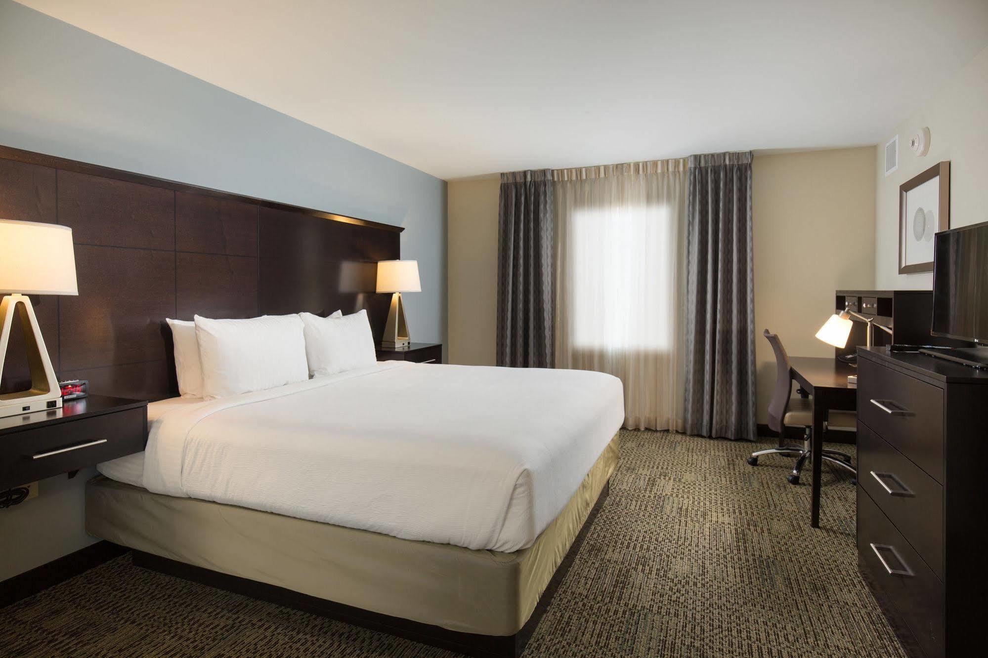 Staybridge Suites Corona South By Ihg Bagian luar foto